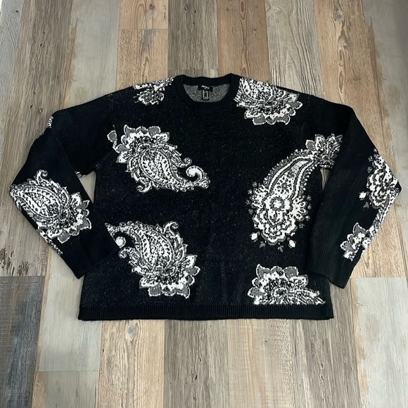Forever 21 Men’s Black and White Sweater Paisley Print Size Medium Long Sleeve - Picture 1 of 8